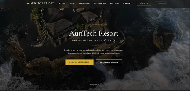 Concepto visual AunTech Resort: tipografía editorial sobre una imagen costera