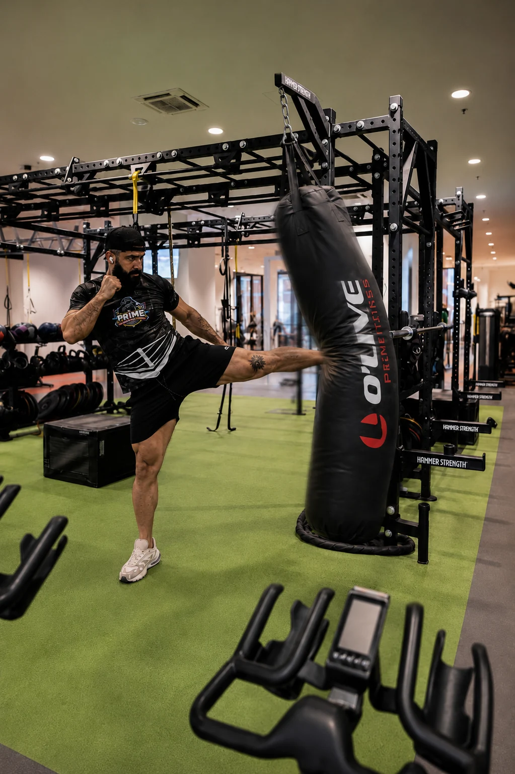 Una persona entrenando con una camiseta de Prime Boxing Academy